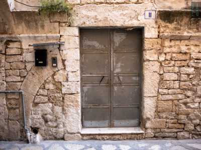 Sulla via una porticina...